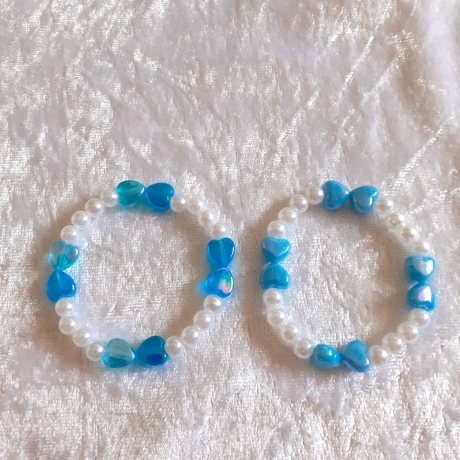 Kinder-Armband Schmuck elastisch Perlen gefädelt Blauen Herzen