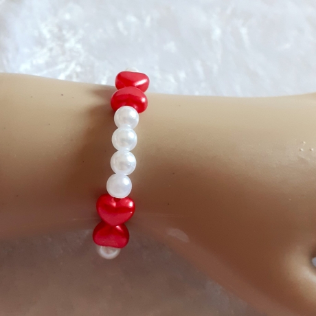 Kinder-Armband Schmuck elastisch Perlen gefädelt Rote Herzen