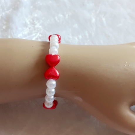 Kinder-Armband Schmuck elastisch Perlen gefädelt Rote Herzen