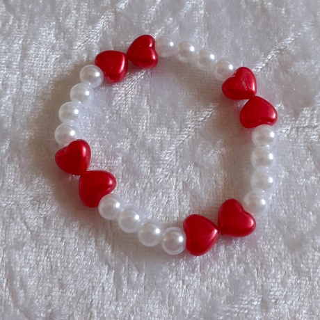 Kinder-Armband Schmuck elastisch Perlen gefädelt Rote Herzen