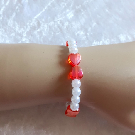 Kinder-Armband Schmuck elastisch Perlen gefädelt Rote Herzen