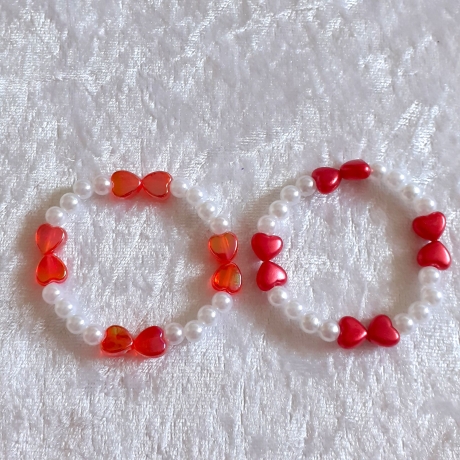 Kinder-Armband Schmuck elastisch Perlen gefädelt Rote Herzen