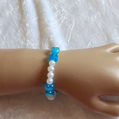 Kinder-Armband Schmuck elastisch Perlen gefädelt Blauen Herzen