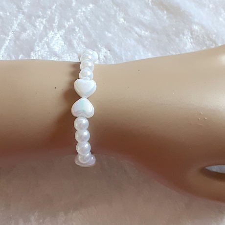 Kinder-Armband Schmuck elastisch Perlen gefädelt Weiß Herzen
