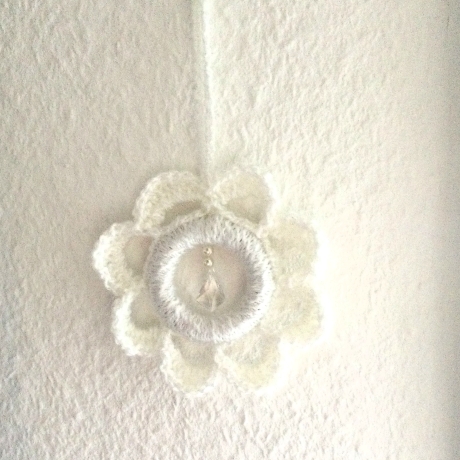 Häkelblume Dekohänger in weiß handgehäkelt von Hobbyhaus