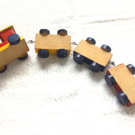 Holzzügle mit drei Waggons bunt bemalt aus den 70er Jahren