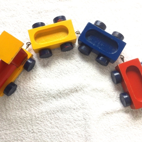Holzzügle mit drei Waggons bunt bemalt aus den 70er Jahren