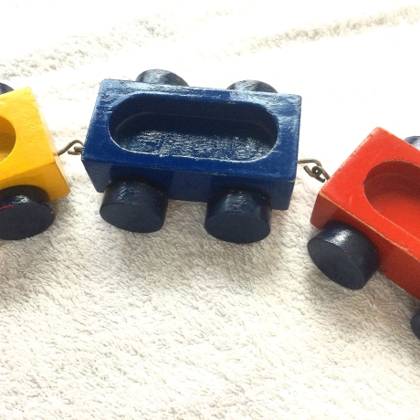Holzzügle mit drei Waggons bunt bemalt aus den 70er Jahren
