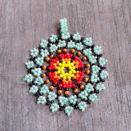 Huichol Kettenanhänger aus Perlen, grün/bunt