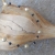 Feine Perlenkette in creme und dunkelblau