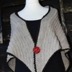 Dreiecktuch - handgestrickt - mit Zopf - Mäusezähnchen - braun Dreiecktuch - handgestrickt - mit Zopf - Mäusezähnchen - braun