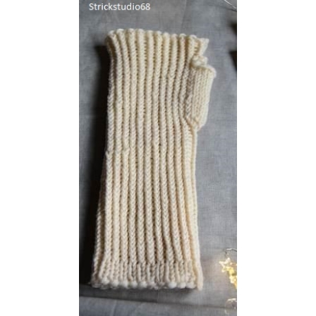 Armstulpen mit Daumenkeil handgestrickt naturweiß  Patentmuster