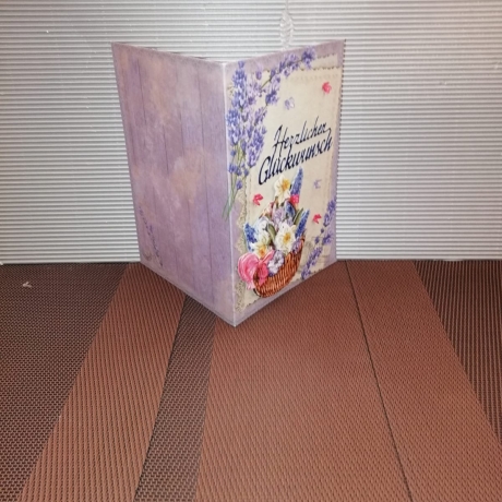 Geburtstagskarte für eine Frau mit lila Blumen