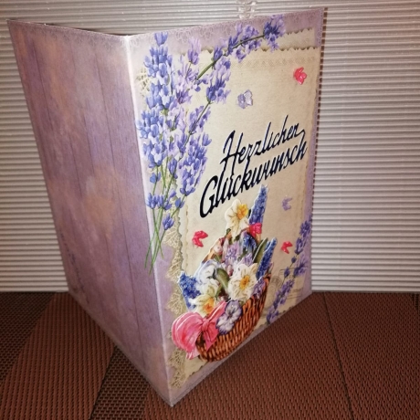 Geburtstagskarte für eine Frau mit lila Blumen