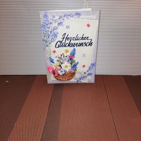 Geburtstagskarte für eine Frau mit lila Blumen