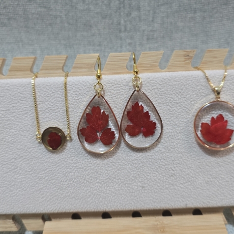 Blütenschmuckset mit echten Blüten aus Epoxidharz