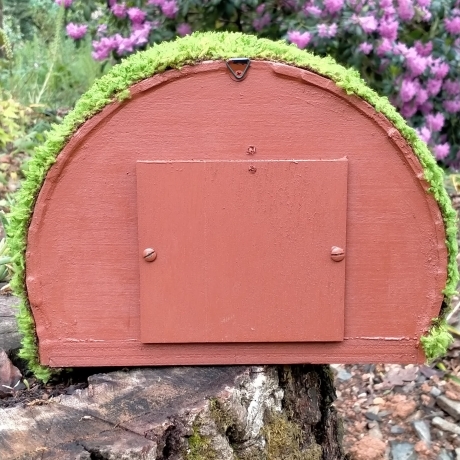 Hobbit Höhle Nistkasten gelbe Tür & Fenster - 32mm Mooshaus