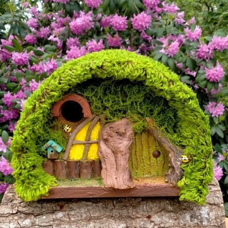 Hobbit Höhle Nistkasten gelbe Tür & Fenster - 32mm Mooshaus