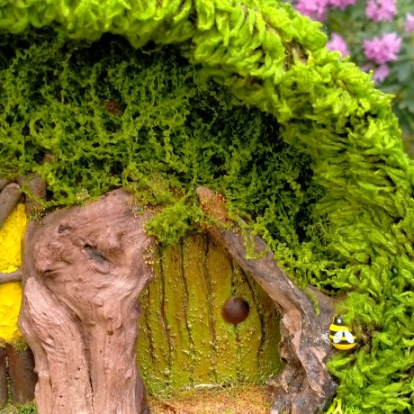 Hobbit Höhle Nistkasten gelbe Tür & Fenster - 32mm Mooshaus