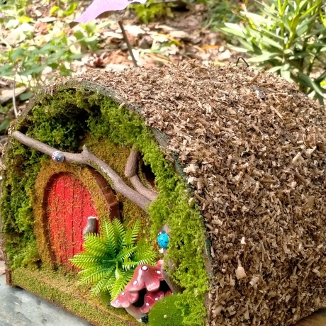 Rotes Hobbit Vogelhaus mit Pilz & Farn - Feenhaus 29cm