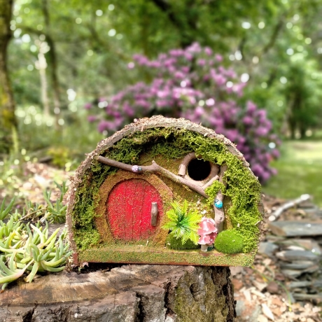 Rotes Hobbit Vogelhaus mit Pilz & Farn - Feenhaus 29cm
