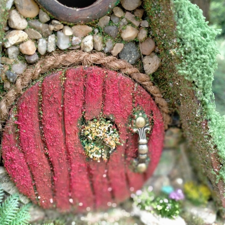 Hobbit Höhle A-Frame rote Tür - Nistkasten 32mm - Mooshaus