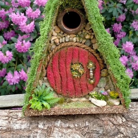 Hobbit Höhle A-Frame rote Tür - Nistkasten 32mm - Mooshaus