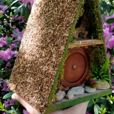 A-Frame Hobbit Vogelhaus - Nistkasten 32mm - mit Moos & Steinen