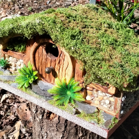 Hobbit Höhle Nistkasten Natur Holz - Moosdach 32mm Unikat