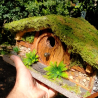 Hobbit Höhle Nistkasten Natur Holz - Moosdach 32mm Unikat