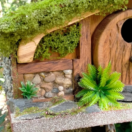 Hobbit Höhle Nistkasten Natur Holz - Moosdach 32mm Unikat