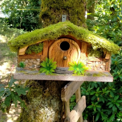 Hobbit Höhle Nistkasten Natur Holz - Moosdach 32mm Unikat
