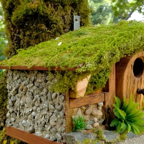 Hobbit Höhle Nistkasten Natur Holz - Moosdach 32mm Unikat