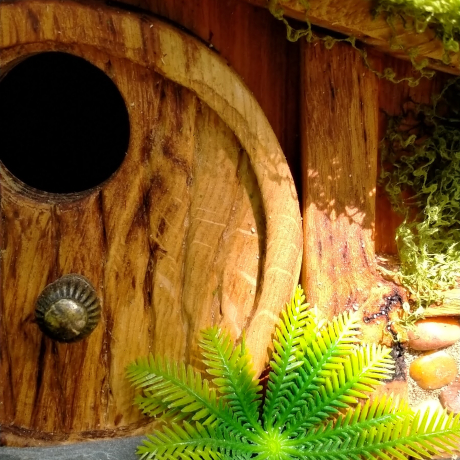 Hobbit Höhle Nistkasten Natur Holz - Moosdach 32mm Unikat