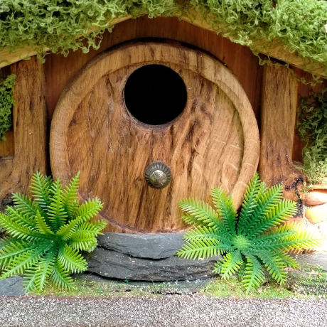 Hobbit Höhle Nistkasten Natur Holz - Moosdach 32mm Unikat