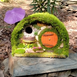 Hobbit Höhle Vogelhaus mit Moos & Balcon - Nistkasten 32mm