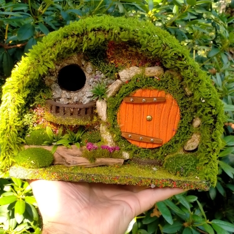 Hobbit Höhle Vogelhaus mit Moos & Balcon - Nistkasten 32mm