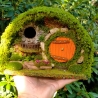 Hobbit Höhle Vogelhaus mit Moos & Balcon - Nistkasten 32mm