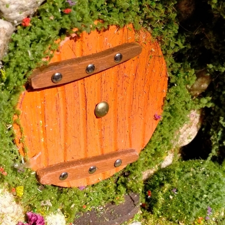 Hobbit Höhle Vogelhaus mit Moos & Balcon - Nistkasten 32mm