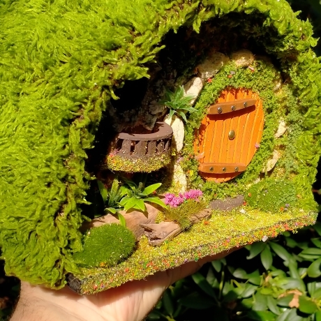 Hobbit Höhle Vogelhaus mit Moos & Balcon - Nistkasten 32mm