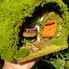 Hobbit Höhle Vogelhaus mit Moos & Balcon - Nistkasten 32mm