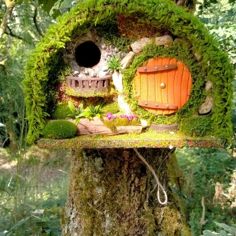 Hobbit Höhle Vogelhaus mit Moos & Balcon - Nistkasten 32mm