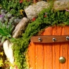 Hobbit Höhle Vogelhaus mit Moos & Balcon - Nistkasten 32mm