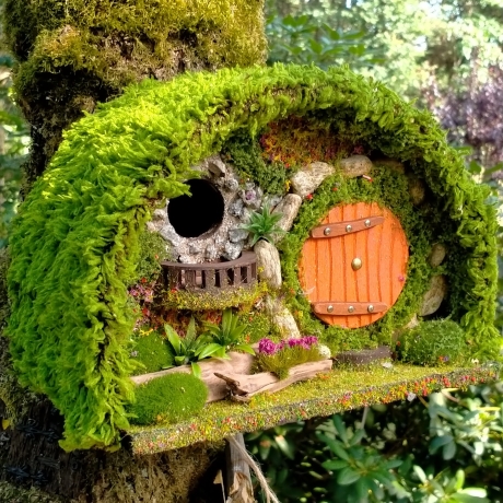 Hobbit Höhle Vogelhaus mit Moos & Balcon - Nistkasten 32mm