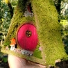 Rotes Hobbit Vogelhaus mit Moos & Pilzen - Nistkasten 32mm