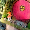 Rotes Hobbit Vogelhaus mit Moos & Pilzen - Nistkasten 32mm