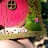 Rotes Hobbit Vogelhaus mit Moos & Pilzen - Nistkasten 32mm