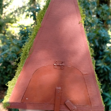 Rotes Hobbit Vogelhaus mit Moos & Pilzen - Nistkasten 32mm