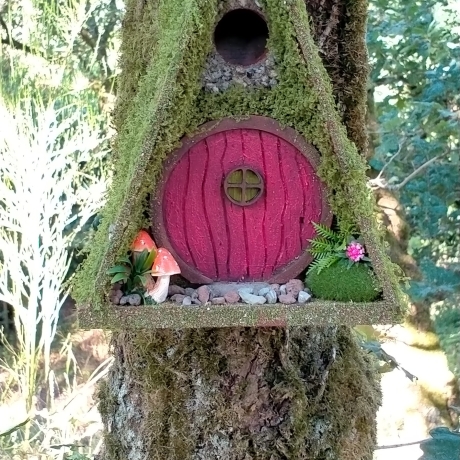 Rotes Hobbit Vogelhaus mit Moos & Pilzen - Nistkasten 32mm