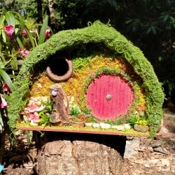 Hobbit Höhle Nistkasten rote Tür - Mooshaus 32mm - Pilze